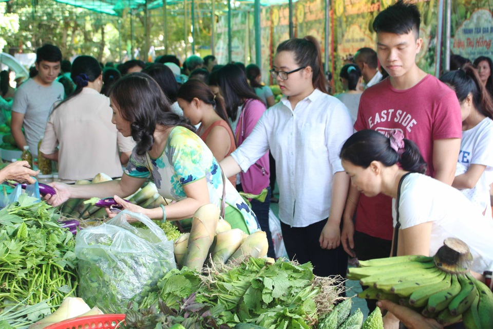Ngoài thanh trà, lễ hội còn mang đến nhiều loại sản phẩm sạch khác