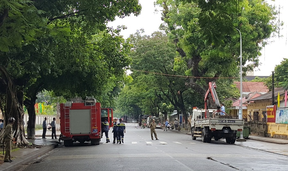 Xe cẩu, xe cứu hỏa... cùng nhiều lực lượng được điều đến hiện trường. Vụ việc phức tạp này đã kéo dài hơn 20 năm