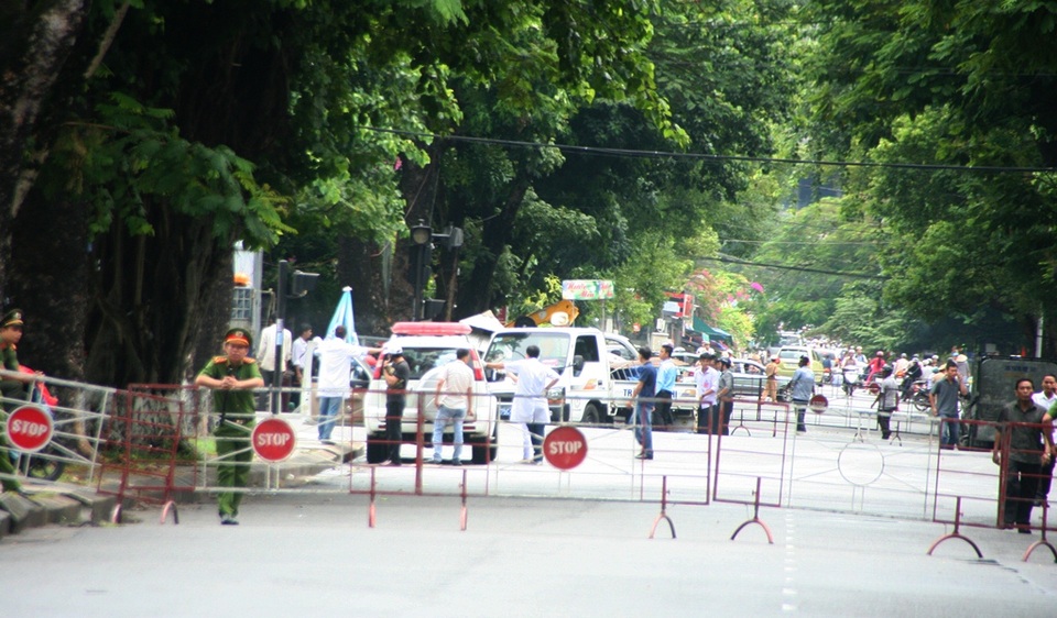 Các vị trí chốt chặn ở 4 ngã của 2 đường Nguyễn Huệ, Nguyễn Trường Tộ với 2 lớp chốt chặn