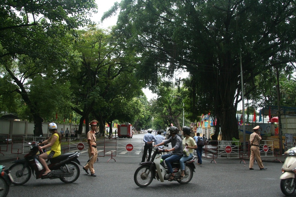 Công an lập hàng rào chặn đường Nguyễn Trường Tộ đoạn giao với đường Ngô Quyền sáng 12/9