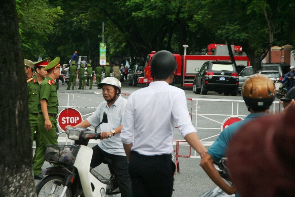 Lực lượng công an, an ninh... được điều động đến với số lượng lớn làm người dân thấy căng thẳng
