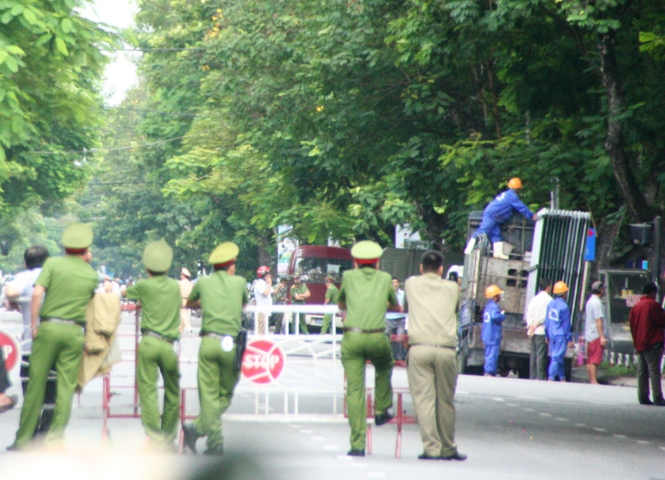 Các lực lượng đang tiến hành cưỡng chế khu nhà ở phía bên phải
