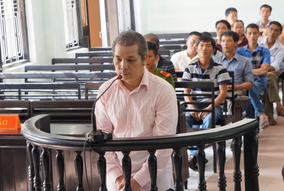 12 năm tù cho nguyên Phó Bí thư phường lừa bán đất giả, chạy việc - 1 Nguyên Phó Bí thư phường Nguyễn Văn Tùng bị kết án 12 năm và bồi thường tiền tỷ cho các bị hại