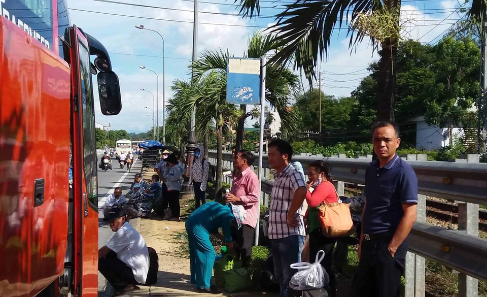 Xe giường nằm phát hỏa, hành khách bỏ chạy thoát thân - 2 Nhiều hành khách vẫn còn hoảng hốt sau vụ cháy xe