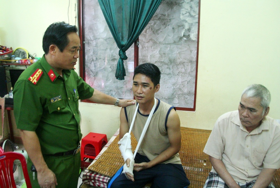 Bị gãy tay, vỡ đầu vẫn dũng cảm truy bắt tội phạm đến cùng - 3
Đại tá Đặng Ngọc Sơn, Phó Giám đốc Công an tỉnh Thừa Thiên Huế ân cần hỏi han sức khỏe và động viên trung úy Thái tiếp tục làm tốt nhiệm vụ