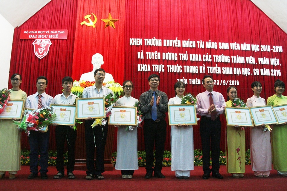 Khen thưởng 15 thủ khoa Đại học Huế 2016 - 2