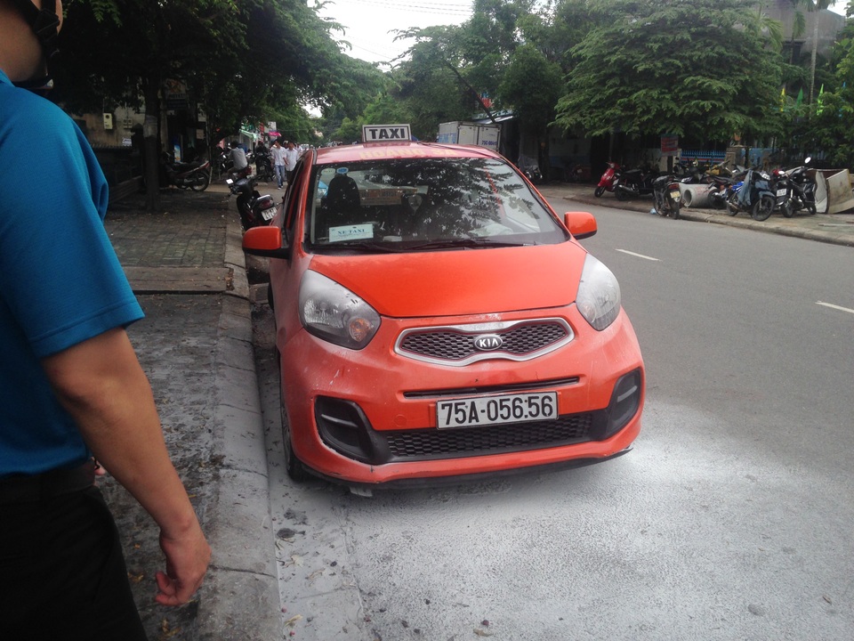 Xe taxi được người dân dập tắt lửa phần phía trước xe