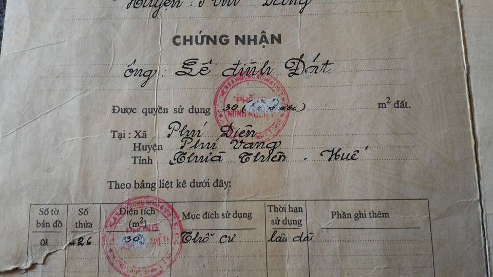 Hàng chục sổ đỏ bị điều chỉnh giảm diện tích đất bằng cách… tẩy xóa - 1 Một sổ đỏ bị tẩy xóa, ghi diện tích mới chồng lên