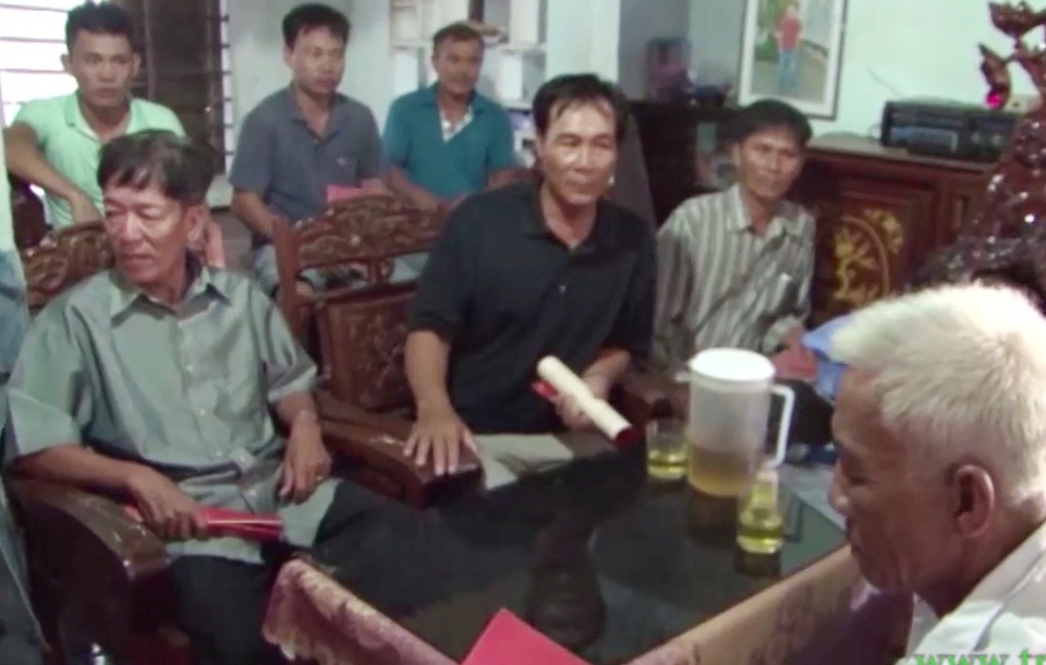 Hàng chục sổ đỏ bị điều chỉnh giảm diện tích đất bằng cách… tẩy xóa - 2 Bà con tại thôn Thanh Mỹ, xã Phú Diên phản ánh về việc sổ đỏ bị tẩy xóa giảm diện tích nên giờ đi giao dịch, cầm cố... không được