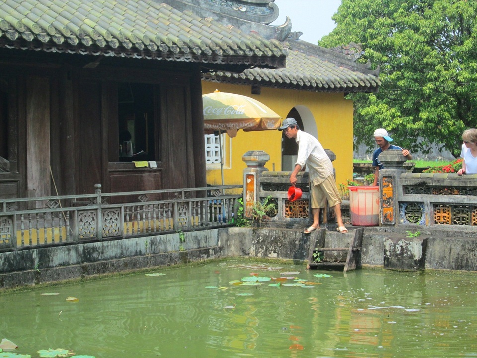 Cán bộ Phòng Cảnh quan Môi trường xử lý nước ở hồ trong Cung Diên Thọ