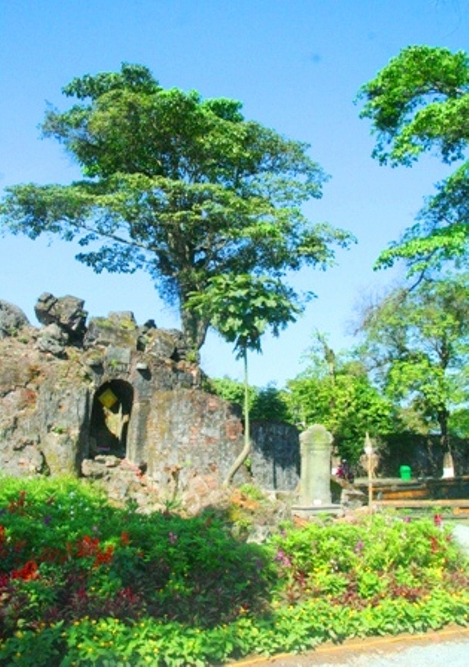 Những nơi xưa chốn cũ ở đây như cầu Kim Nghê, động Phước Duyên, núi Thọ An được chỉnh trang một phần và hòa vào không gian đầy hoa lá quyến rũ