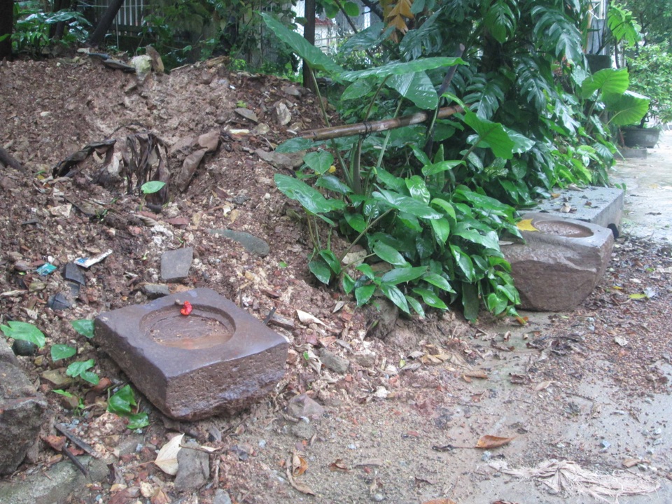 Những hòn đá táng mà nhà nghiên cứu Nguyễn Đắc Xuân cho là dấu vết xưa cung điện Đan Dương của Hoàng đế Quang Trung