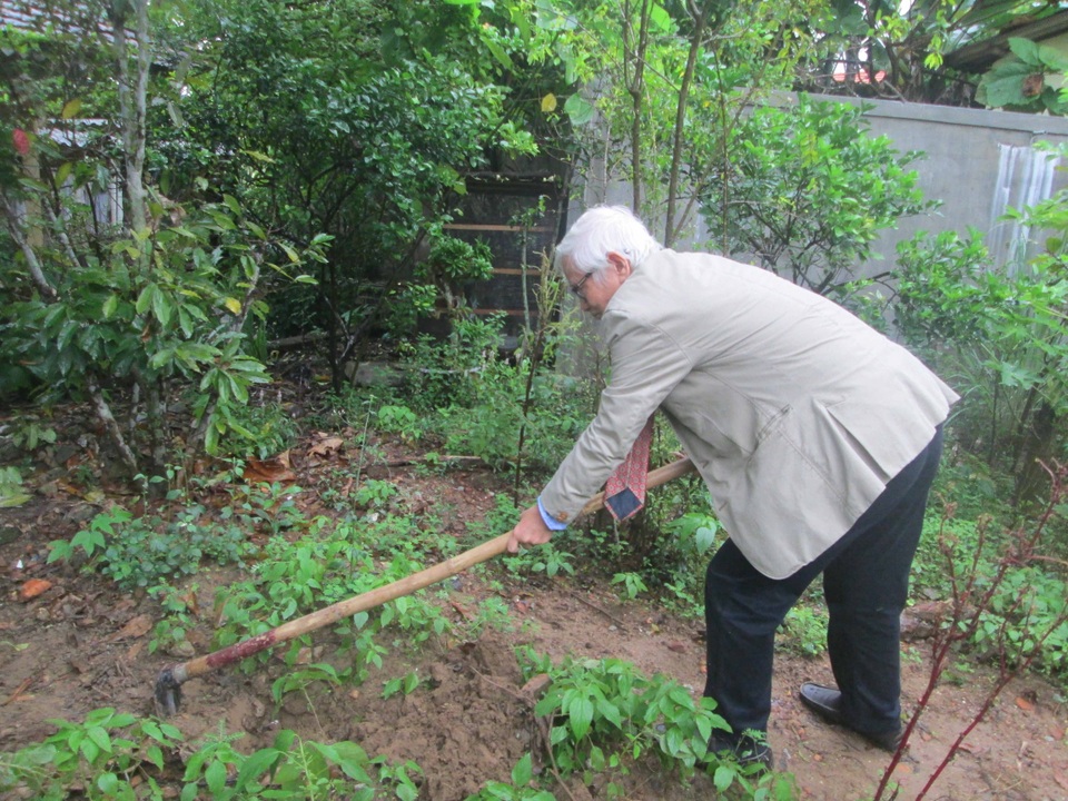 Ông Cao Huy Hùng và nhà nghiên cứu Nguyễn Đắc Xuân cùng xới đất
