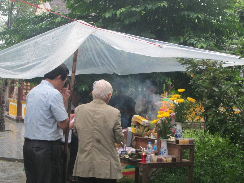 
Nghi thức động thổ cũng được thực hiện tại chùa Thuyền Lâm
