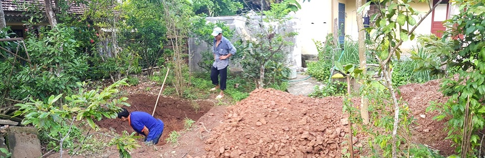 Đào được các mảnh gạch, sành sứ, tiền xu... tại 3 hố khảo cổ tìm lăng mộ Vua Quang Trung - 1 Đào được các mảnh gạch, sành sứ, tiền xu... tại 3 hố khảo cổ tìm lăng mộ Vua Quang Trung - 1