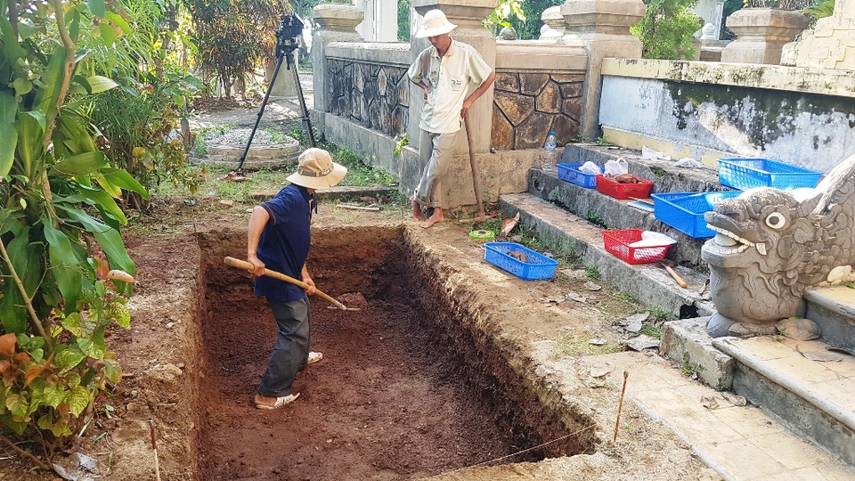 Đào được các mảnh gạch, sành sứ, tiền xu... tại 3 hố khảo cổ tìm lăng mộ Vua Quang Trung - 6 Ở hố thứ 2