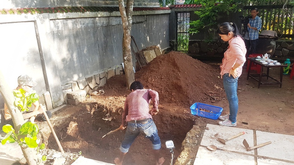 Đào được các mảnh gạch, sành sứ, tiền xu... tại 3 hố khảo cổ tìm lăng mộ Vua Quang Trung - 8 Hố thứ 3 vừa được đào từ gần trưa 7/10