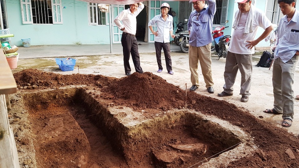 Khảo cổ tìm lăng mộ Vua Quang Trung: Phát hiện dấu vết nghi móng tường thành xưa - 9 Cả đoàn khảo cổ rất vui mừng trước dấu hiệu này