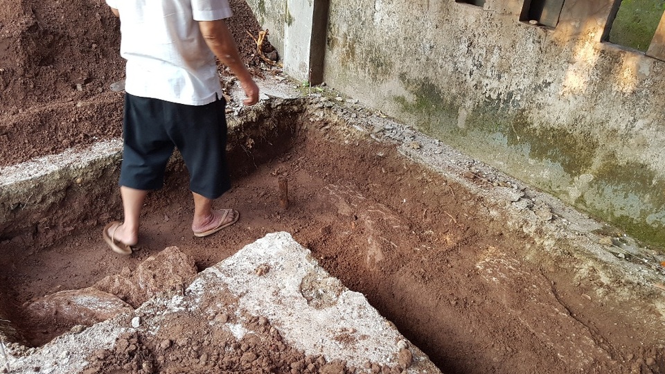 Khảo cổ tìm lăng mộ Vua Quang Trung: Phát hiện dấu vết nghi móng tường thành xưa - 8 Lớp đá nghi là dấu vết bức tường thành cổ