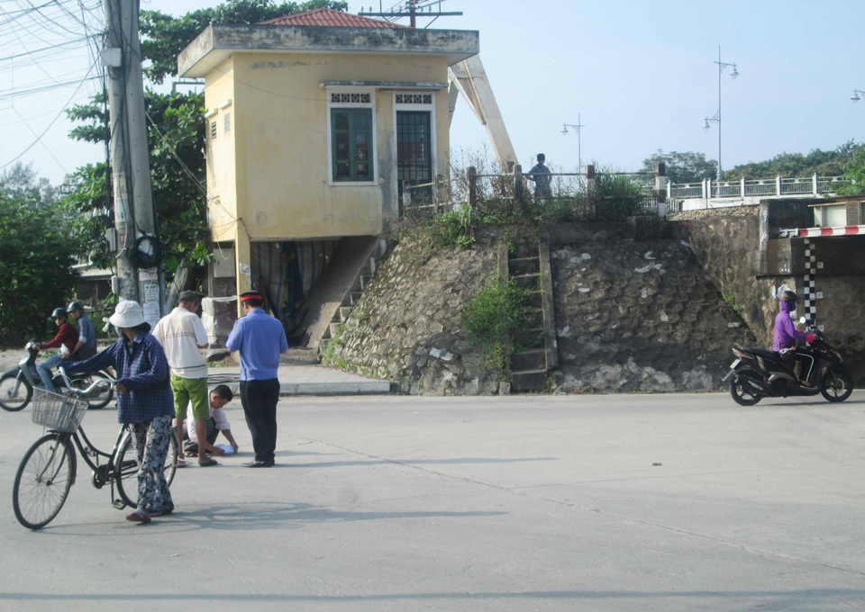 Lực lượng chức năng đang điều tra vụ tai nạn người đàn ông bị tôn đè tử vong