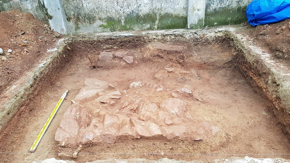 Khảo cổ tìm dấu tích Tây Sơn/Quang Trung: Phát hiện dấu tích một nền đá - 1 Nền đá cổ lộ ra ở hố khảo cổ thứ 5 sau khi mở rộng vì thấy có dấu hiệu nghi ngờ