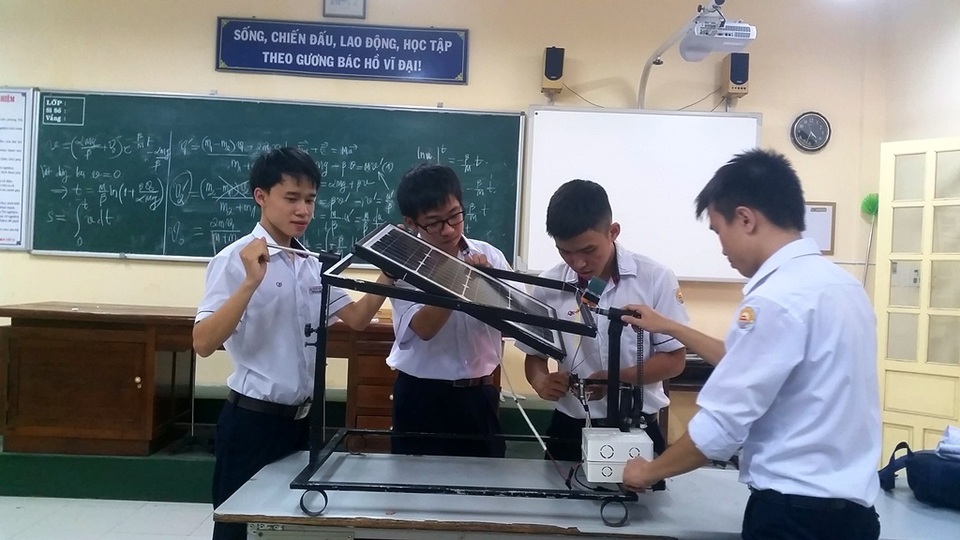 4 chàng trai giành giải đặc biệt cuộc thi sáng tạo lứa tuổi thanh thiếu niên - 2 Nhóm các bạn trẻ bên sản phẩm đã được hoàn thiện đạt giải Đặc biệt cuộc thi sáng tạo thanh thiếu niên nhi đồng cấp quốc gia 2016