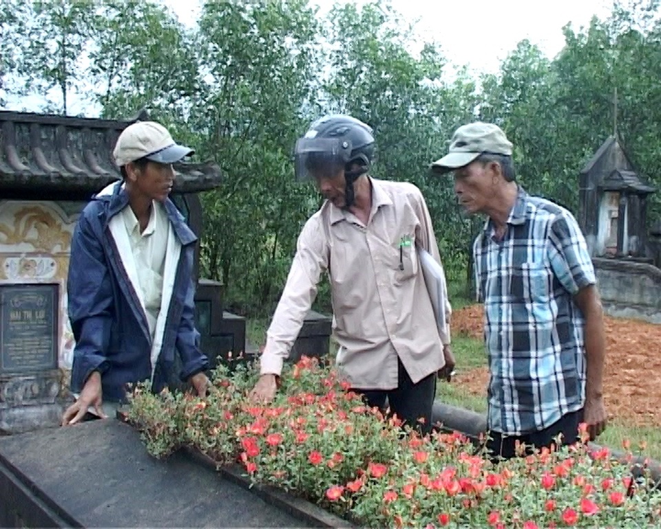 Triệu tập 1 đối tượng nghi đóng đinh lên hàng nghìn ngôi mộ - 1 Nhiều ngôi mộ tại xã Lộc Thủy bị đóng đinh vào phần đầu