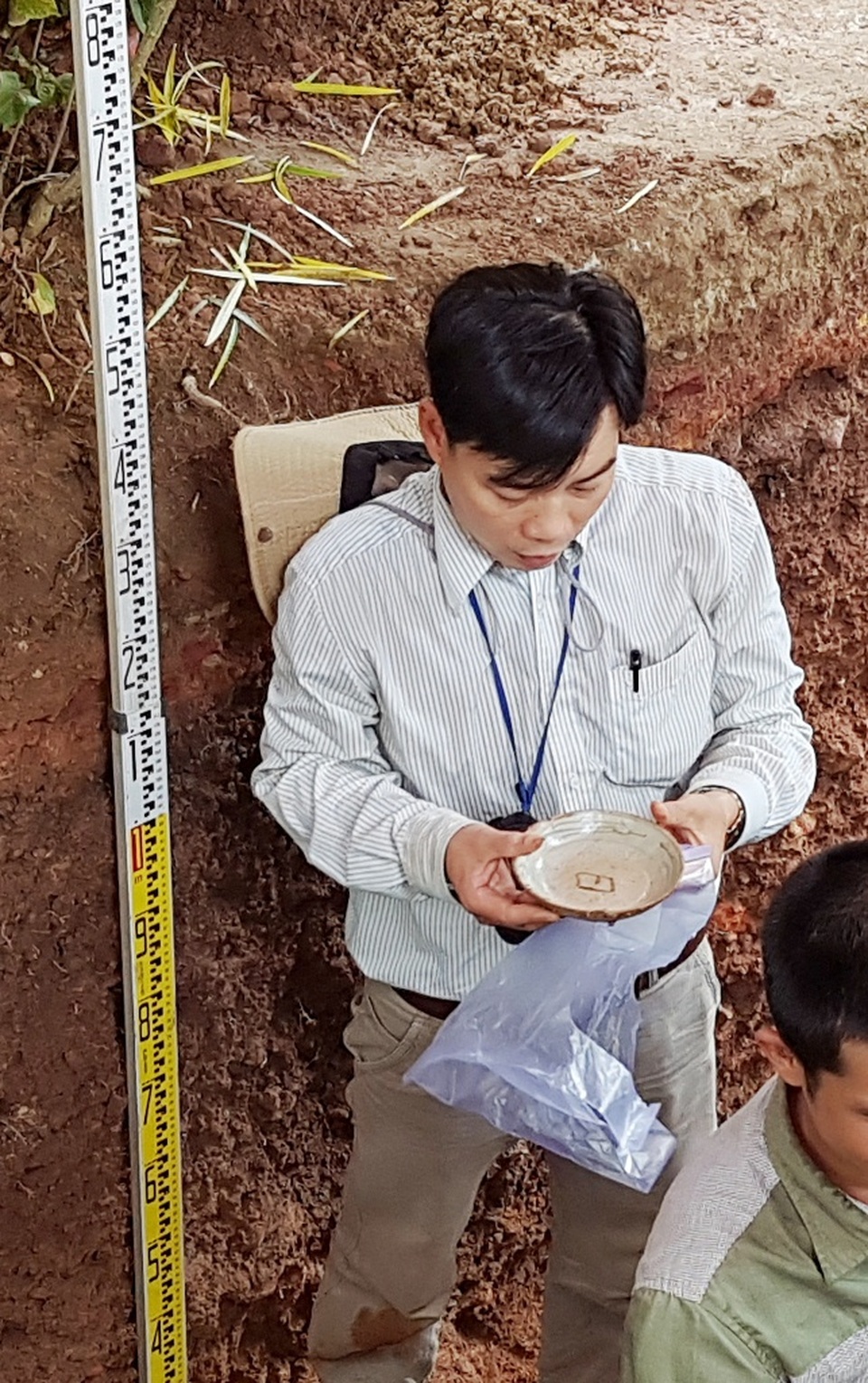Đào được 1 dĩa cổ nguyên vẹn có viền màu vàng - 8 Đào được 1 dĩa cổ nguyên vẹn có viền màu vàng - 8