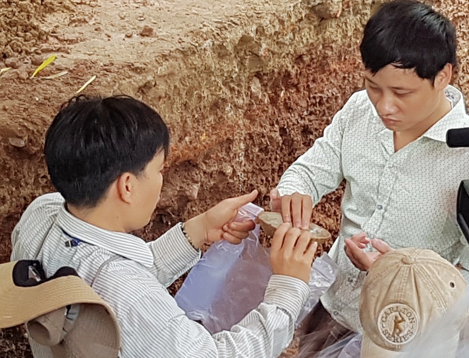 Đào được 1 dĩa cổ nguyên vẹn có viền màu vàng - 9 Th.s. Nguyễn Văn Quảng, chuyên gia khảo cổ, giảng viên bộ môn Nhân học - Khảo cổ - Văn hóa du lịch, Khoa Lịch sử, trường Đaị học Khoa học Huế từ từ cho chiếc dĩa vào túi đựng hiện vật