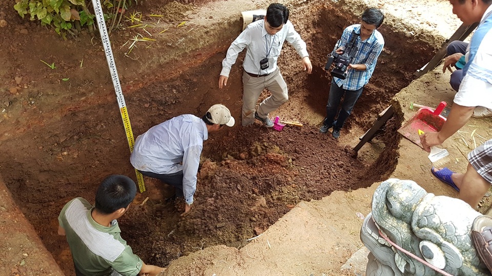 Đào được 1 dĩa cổ nguyên vẹn có viền màu vàng - 10 Đất ở 1 bên hố bỗng đổ sập sau khi lấy chiếc dĩa lên
