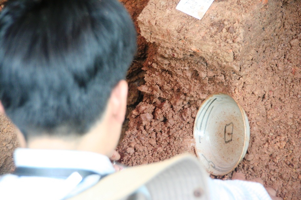 Đào được 1 dĩa cổ nguyên vẹn có viền màu vàng - 1 Chiếc dĩa nguyên đã được cẩn thận bóc tách ra dưới hố khảo cổ số 2