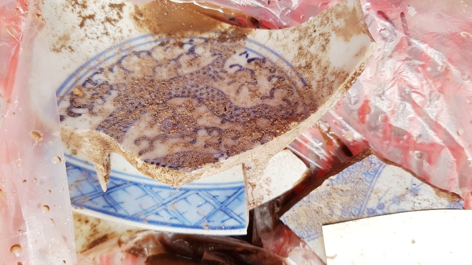 Phát hiện thêm nồi đất, dĩa đất, gạch cổ tại hố thám sát tìm dấu tích vua Quang Trung - 12 Các hiện vật bằng sứ như các chén, dĩa cổ ở hố thám sát số 1 sân sau chùa Vạn Phước