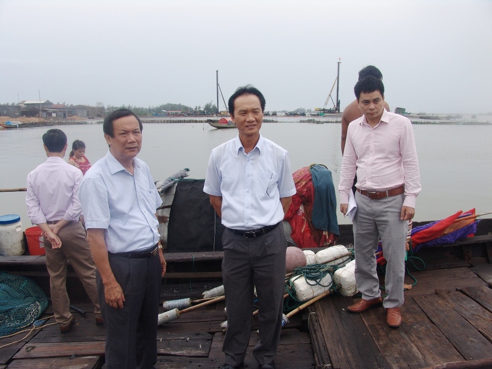 Huế đề nghị bổ sung đối tượng bị thiệt hại do sự cố Formosa - 2
Đoàn làm việc liên Bộ cùng đại diện tỉnh Thừa Thiên Huế đi khảo sát vùng biển có người dân thiệt hại ở Huế chiều 14/10