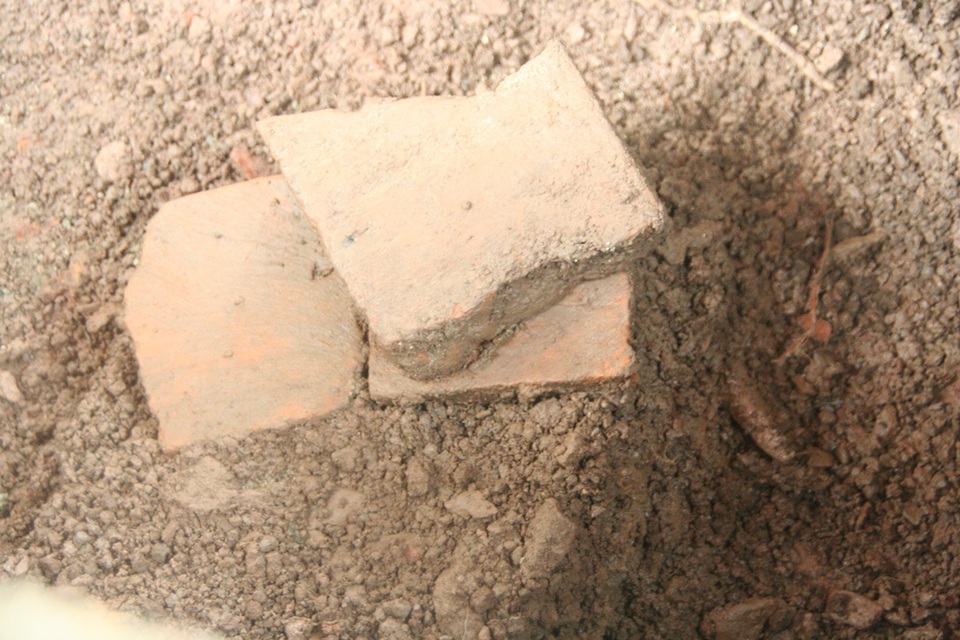 Phát hiện thêm nồi đất, dĩa đất, gạch cổ tại hố thám sát tìm dấu tích vua Quang Trung - 6 3 tấm gạch nằm chồng lên nhau