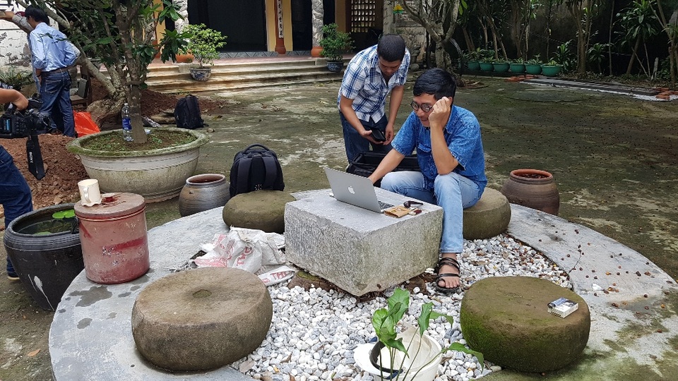 Kỳ 4: Ly kỳ câu chuyện đi tìm dấu tích Cung điện Đan Dương - 23 Những viên đá tròn được làm bàn trà sau sân vườn chùa Thuyền Lâm hiện tại. Các cán bộ Viện Khảo cổ học đang làm việc trực tiếp ở hiện trường đào hố thám sát khảo cổ ngay tại sân này
