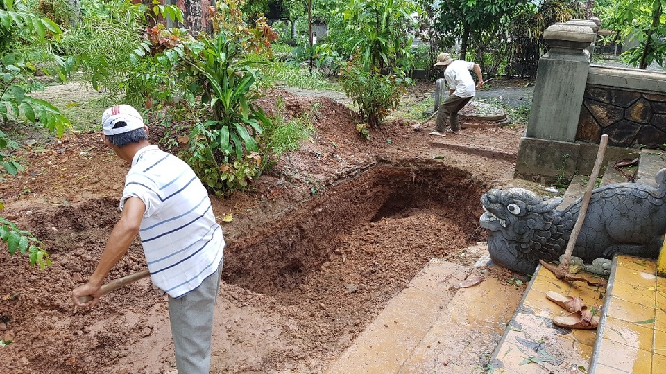 Dấu vết một nền kiến trúc rộng lớn xuất hiện sau đợt khảo cổ dấu tích tại Huế - 6 Tiến hành lấp các hố khảo cổ thám sát sau đợt khảo cổ 15 ngày