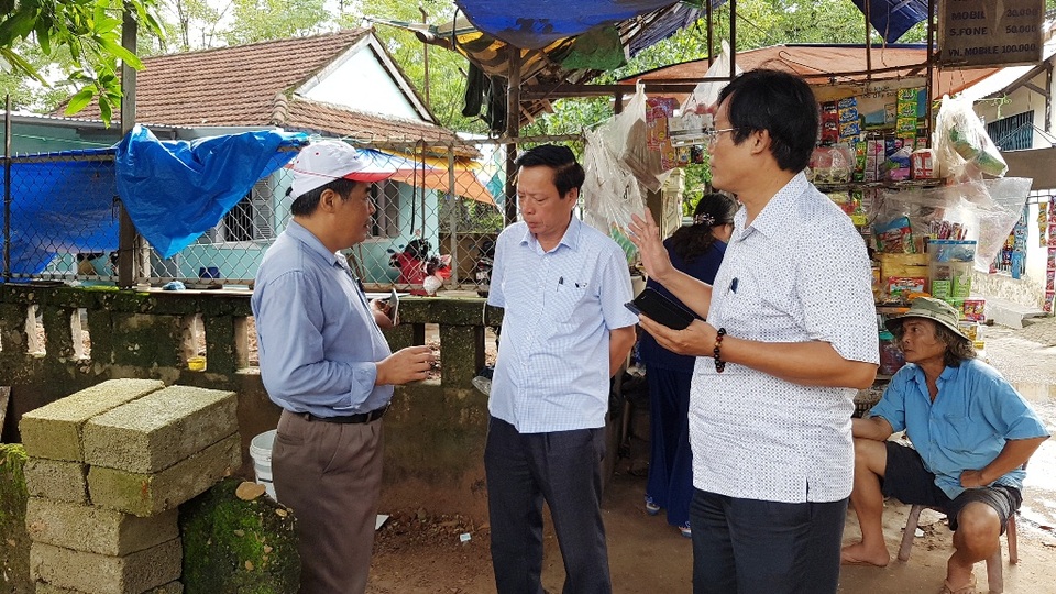 Dấu vết một nền kiến trúc rộng lớn xuất hiện sau đợt khảo cổ dấu tích tại Huế - 2 PGS.TS. Bùi Văn Liêm, Phó Viện trưởng Viện Khảo cổ học (trái) trò chuyện cùng ông Phan Tiến Dũng, Giám đốc Sở Văn hóa & Thể thao tỉnh (giữa) và ông Cao Huy Hùng, Giám đốc Bảo tàng Lịch sử tỉnh Thừa Thiên Huế