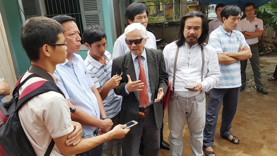 Tìm Phủ Dương Xuân mất tích, giải mã dấu hiệu lăng mộ vua Quang Trung (kỳ cuối) - 16
Nhà nghiên cứu Nguyễn Đắc Xuân (áo vét, đeo kính đen) trao đổi với mọi người về luận cứ của mình bước đầu đã cho ra kết quả khớp với đợt thám sát khảo cổ từ 1-15/10/2016 (ảnh chụp chiều 15/10 tại hố khảo cổ cuối cùng vùng gò Dương Xuân nơi tìm ra dấu tích của nền đá nghi công trình kiến trúc lớn)