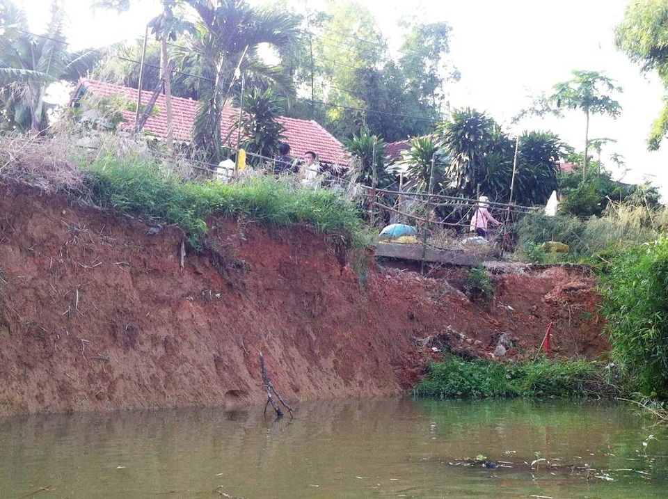 Lo sợ bão chưa vào, biển đã sạt lở nghiêm trọng - 2 Đoạn sông Bồ bị sạt lở nặng