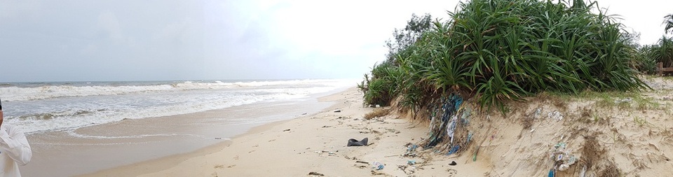 Lo sợ bão chưa vào, biển đã sạt lở nghiêm trọng - 4 Lo sợ bão chưa vào, biển đã sạt lở nghiêm trọng - 4