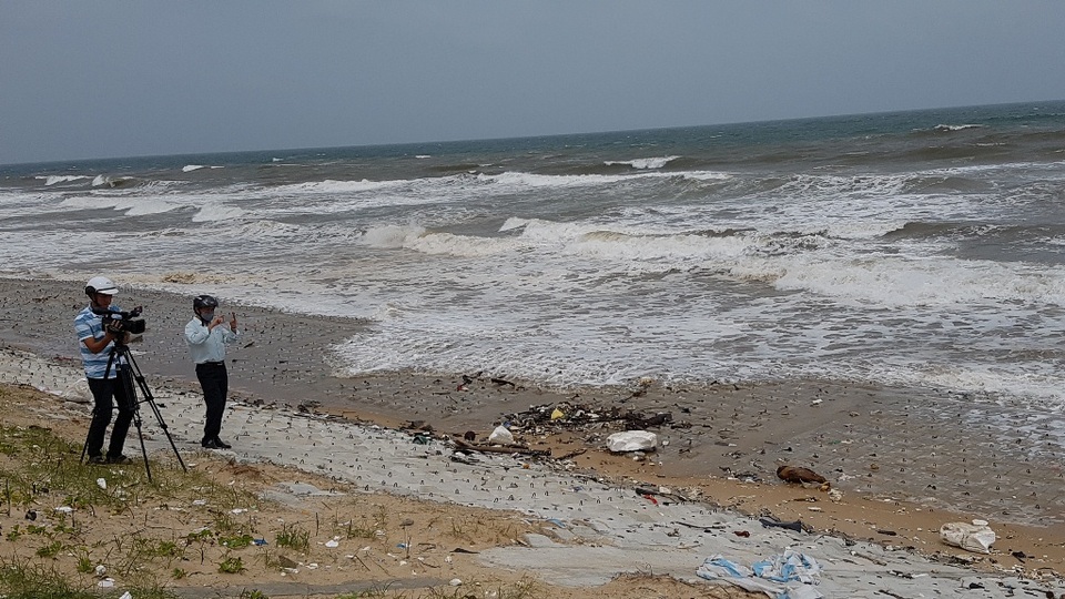 Lo sợ bão chưa vào, biển đã sạt lở nghiêm trọng - 9 Các báo tác nghiệp trước những con sóng bắt đầu lớn ở Phú Thuận