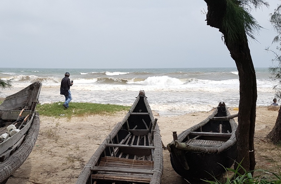 Lo sợ bão chưa vào, biển đã sạt lở nghiêm trọng - 3 Qua đợt áp thấp nhiệt đới, biển đã tiến sâu vào đất liền xã Phú Thuận