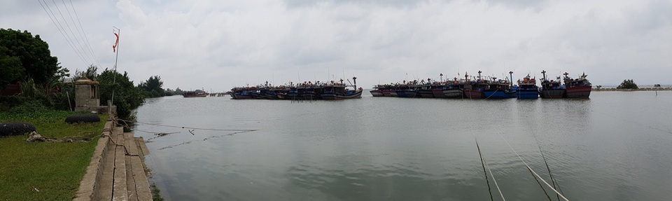 Lo sợ bão chưa vào, biển đã sạt lở nghiêm trọng - 8 Khu neo đậu tàu thuyền xã Phú Thuận có 36 chiếc về trú bão an toàn, 16 chiếc còn lại đang neo đậu tại khu trú bão xã Phú Hải