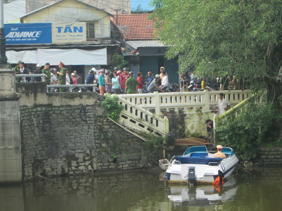 
Lực lượng chức năng vớt xác nạn nhân
