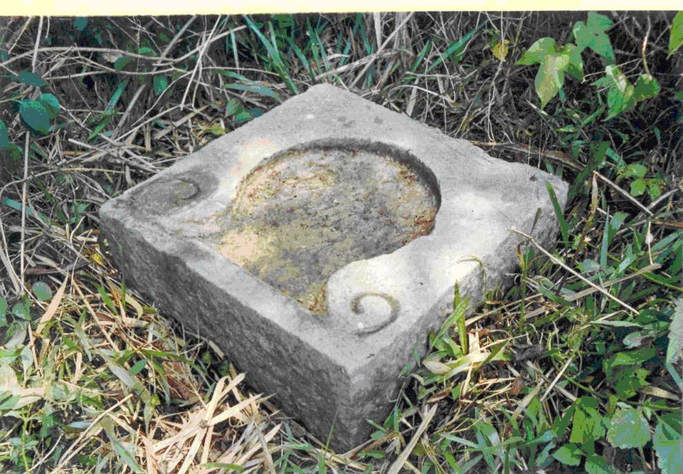 Hai khối đá sau lăng nghi liên quan đến một kiến trúc cổ (Ảnh Thanh Tùng - 1988)