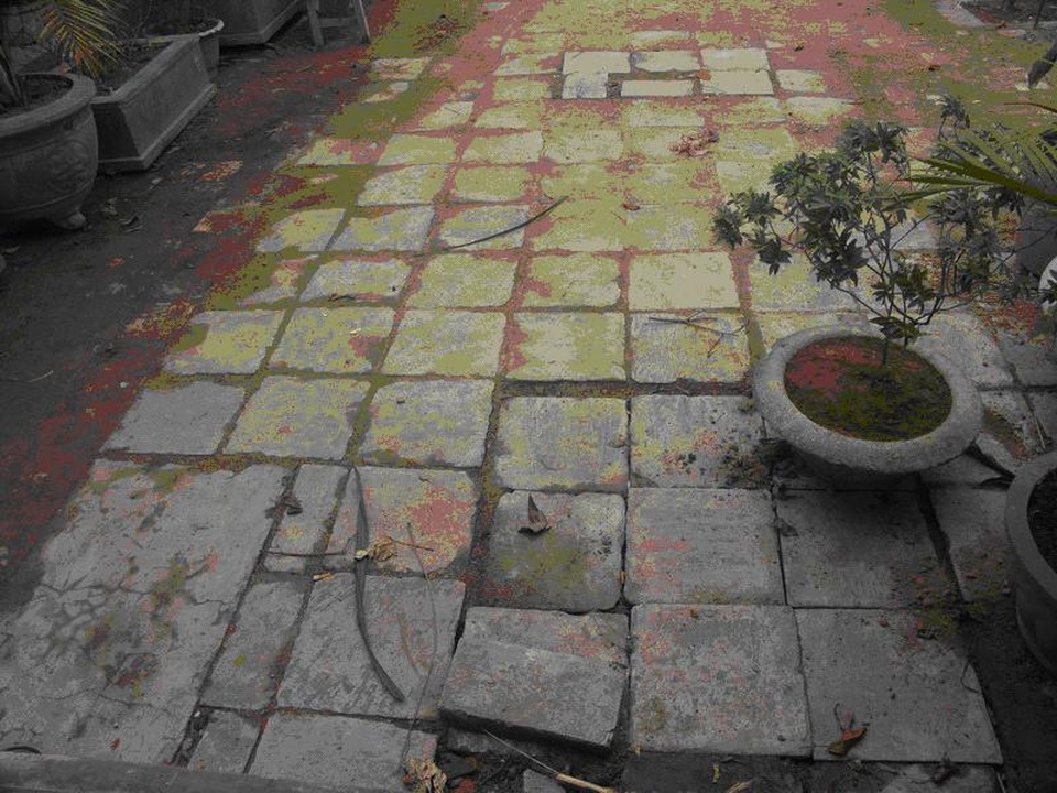 Sau đó đã chuyển ra lát sân phía sau chùa. Những số gạch đá này được nhà bà Liên, ông Oánh tặng chùa khi đào dưới vườn nhà lên