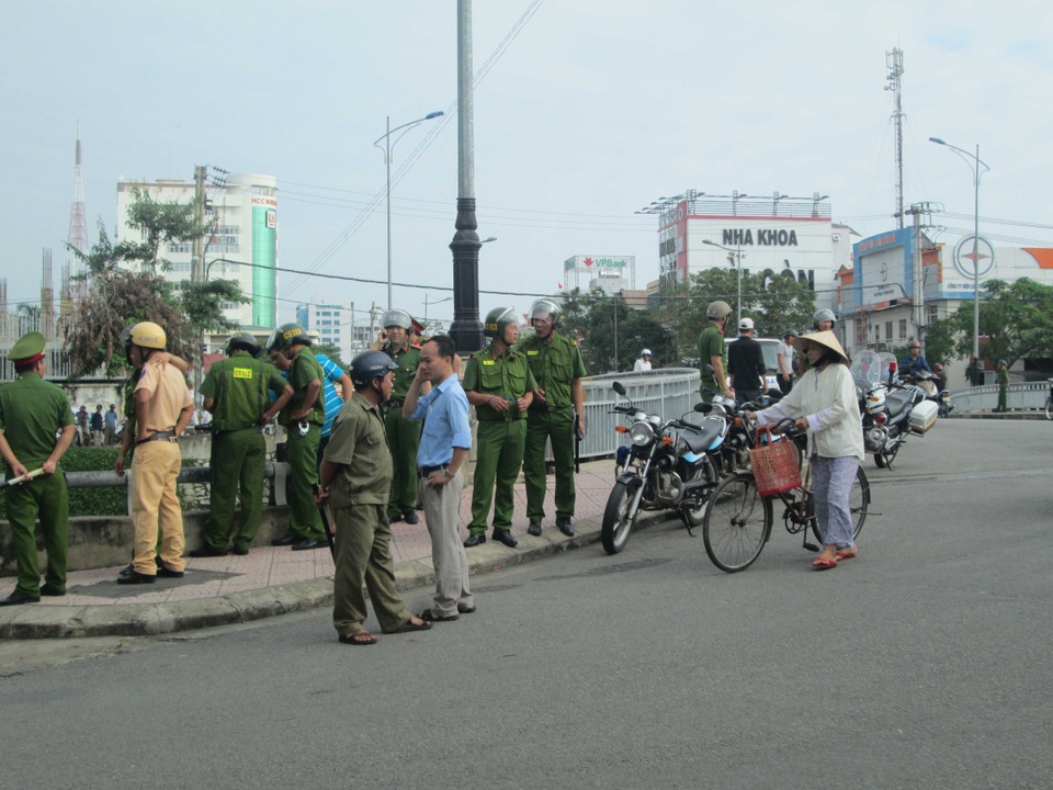 Lực lượng chức năng có mặt để điều tiết giao thông, tìm hiểu