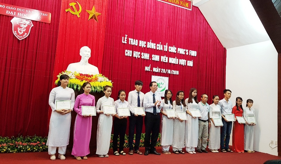 PGS.TS. Nguyễn Văn Toàn, Giám đốc Đại học Huế trao học bổng Phucs Fond đến các sinh viên nghèo vượt khó
