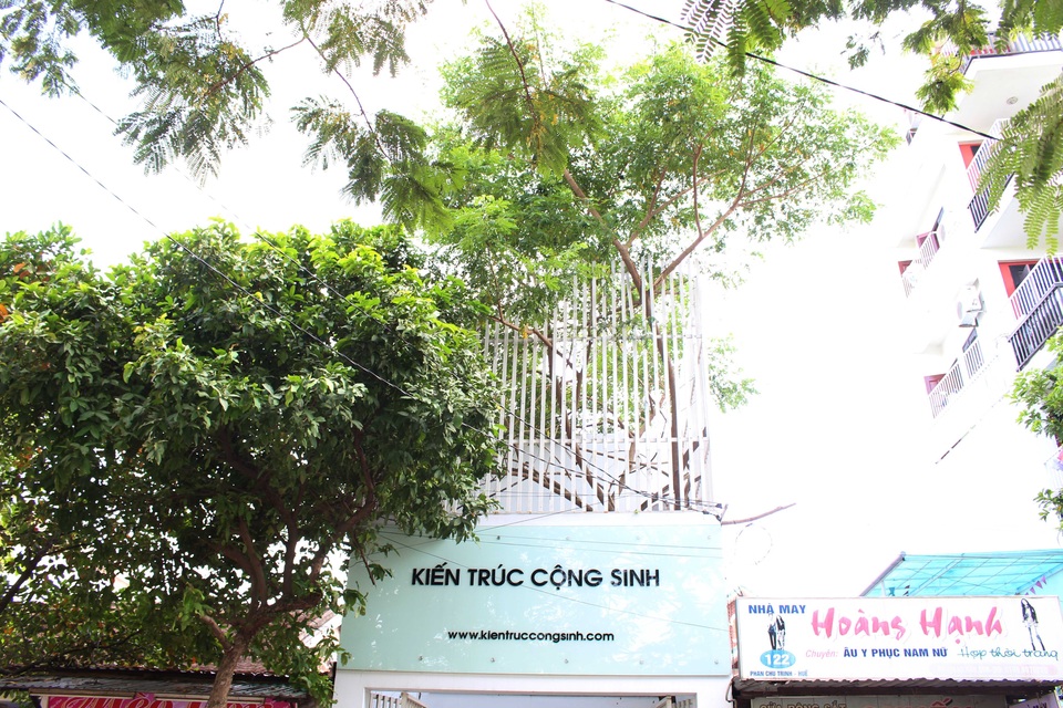 Đó là ngôi nhà mang tên “Kiến Trúc Cộng Sinh”, nằm ở đường Phan Chu Trinh, cạnh dòng sông An Cựu, thành phố Huế, tỉnh Thừa Thiên Huế