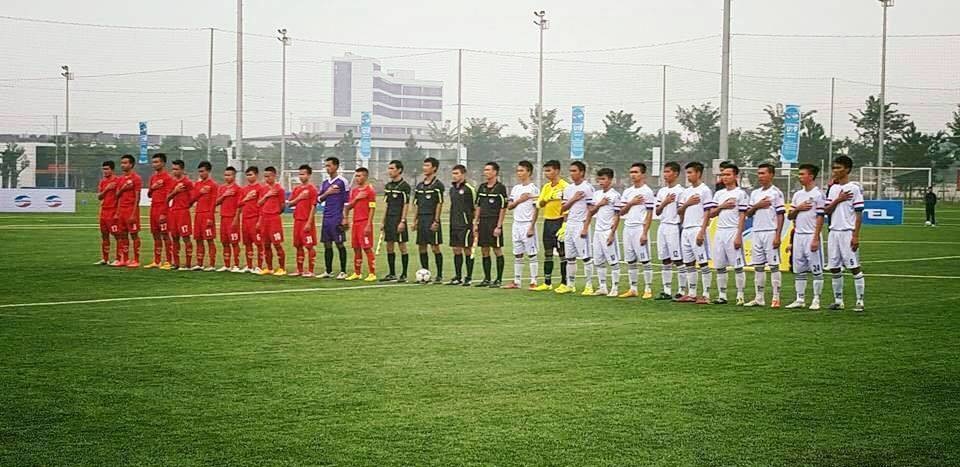 U19 Huế gặp U19 Viettel. Trần Thành áo trắng, đứng thứ 9 từ phải qua